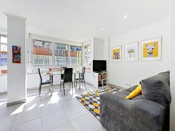 T2 com suite, 75 m², totalmente reconstruído em 2020. Cozinha equipada e aberta. Falagueira Venda Nova, Amadora
