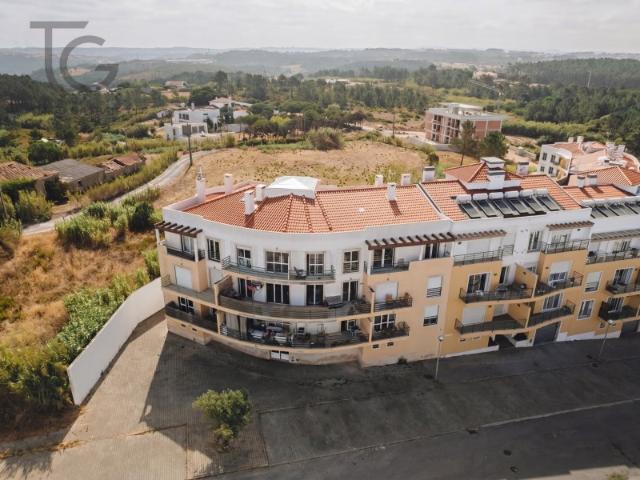 T2 com suíte e garagem a 800m da praia Ericeira