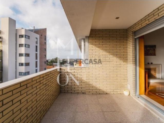 T2 com Suite, Varanda a Sul e Garagem Dupla a 10 min. do Hospital S. João