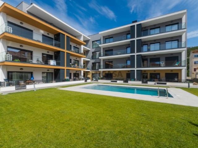 T2 com Piscina, Garagem e Varandas Amplas | Condomínio Fechado