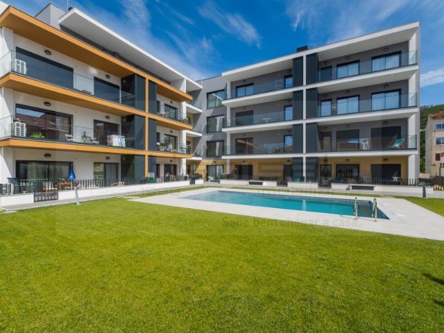 T2 com Piscina, Garagem e Varandas Amplas | Condomínio Fechado