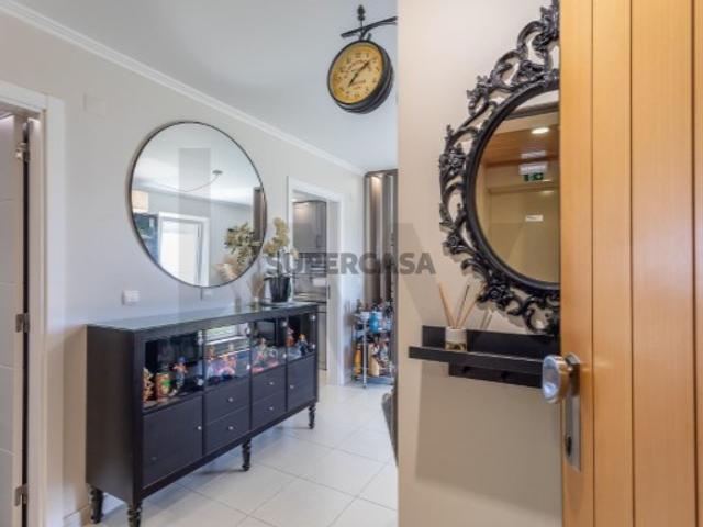 T2 Renovado no Último Piso | Terraço de 65 m² com Vista Rio Panorâmica | Braço de Prata