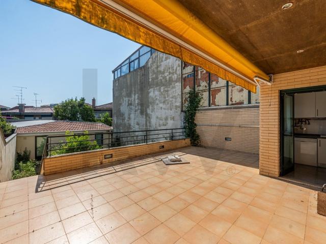 Apartamento T2 no Centro de São Mamede de Infesta com Jardim e Terraço