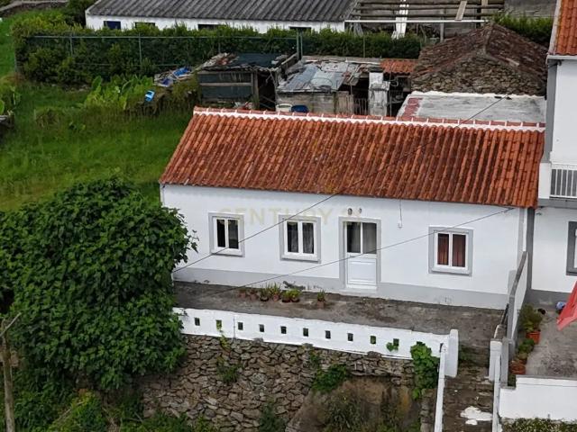 T2 com Terreno para Construção — Ideal para Projeto Futuro