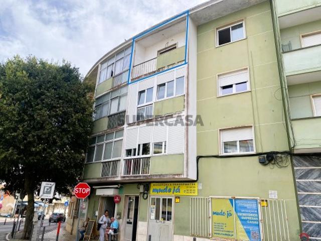 T2 com Varanda Totalmente Remodelado Mina Amadora