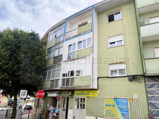 T2 com Varanda Totalmente Remodelado Mina Amadora