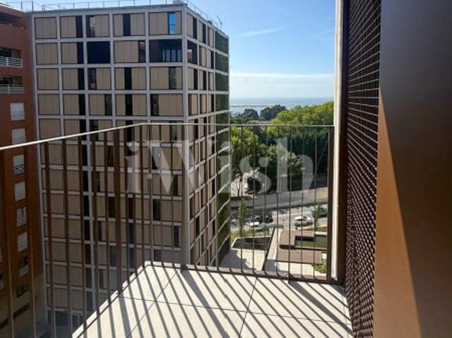 T2 com Varanda a Sul e Vista Mar para arrendamento