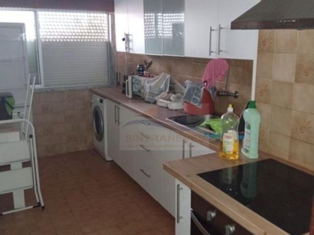 T2 com Varanda, Cozinha e Casa de Banho Remodeladas, Elevador e Arrecadação | Rio de Mouro