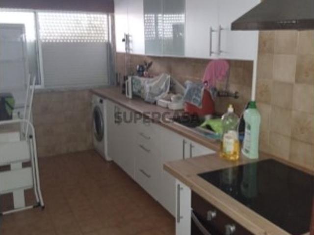 T2 com Varanda, Cozinha e Casa de Banho Remodeladas, Elevador e Arrecadação | Rio de Mouro