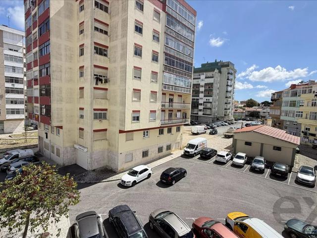 t2 com varanda e arrecadação bem localizado em Algueirão, Me. 73m² Algueirão Mem Martins