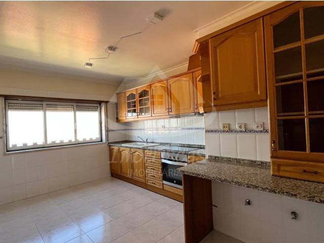 Apartamento T2 com arrecadação e varanda em Santa Iria de Azóia