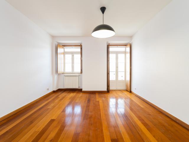T2 com varanda, elevador, garagem e pet friendly na Calçada da Ajuda