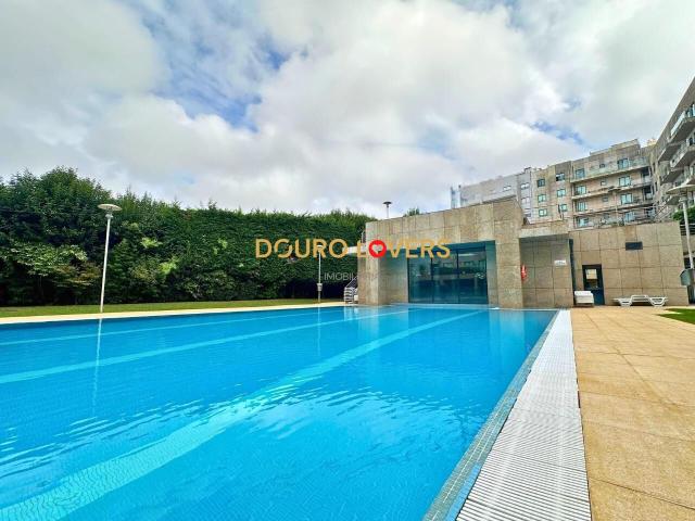 T2 com Varanda, Piscinas e Ginásio no Centro de Gaia