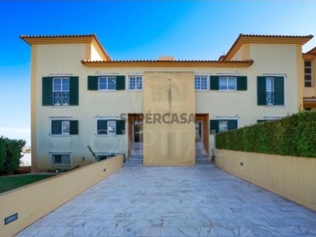 T2 com vista panorâmica, piscina e garagem em Cascais