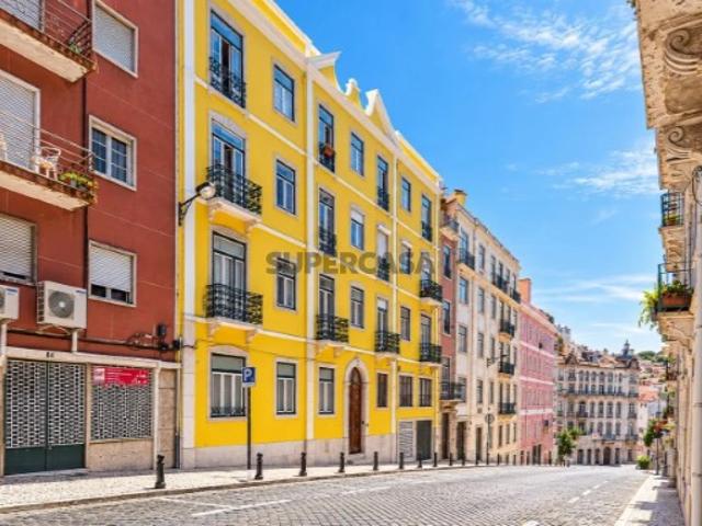 T2 com Vista para o Castelo de São Jorge |Coração Histórico de Lisboa|Intendente, Lisboa | 100 m² | T2 convertível em T3 | Casa com História