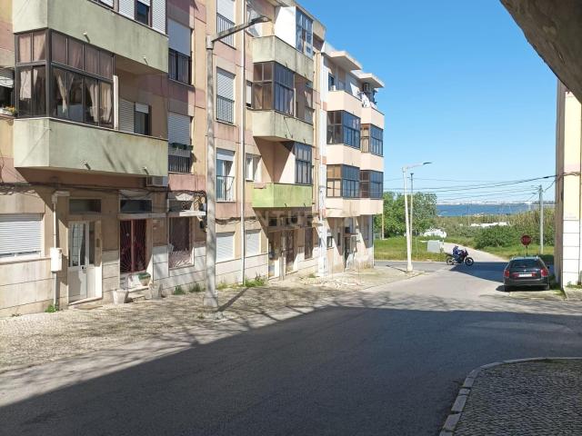 T2 com Vista Rio Lavradio Barreiro