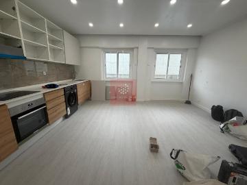 T2 Damaia Remodelado 2 casas de banho, Belíssima zona sossegada e com estacionamento à porta