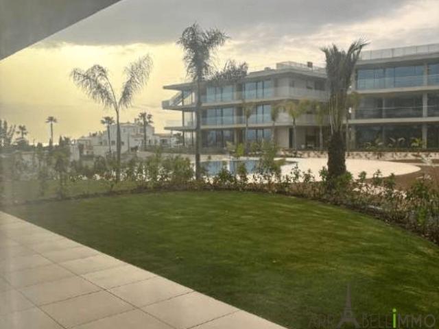 Carvoeiro – Apartamento T2 mobilado em rés do jardim elevado com terraço, jardim privado e vista mar