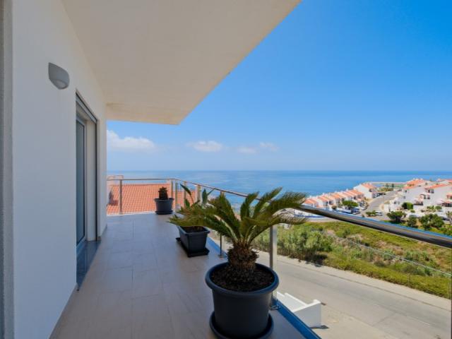 T2 de Último Andar com Vista de Mar 270º, terraço e Piscina | Ericeira Sul