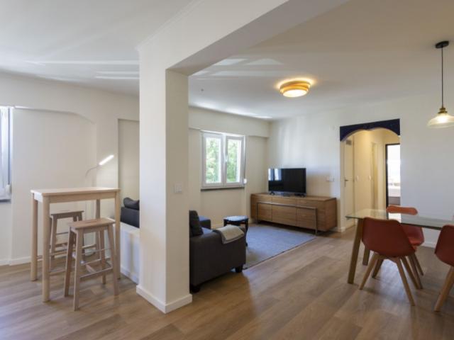 T2 de Design Contemporâneo | Totalmente Remodelado de Raiz | Mobilado e Equipado | Pronto a Habitar | Moscavide
