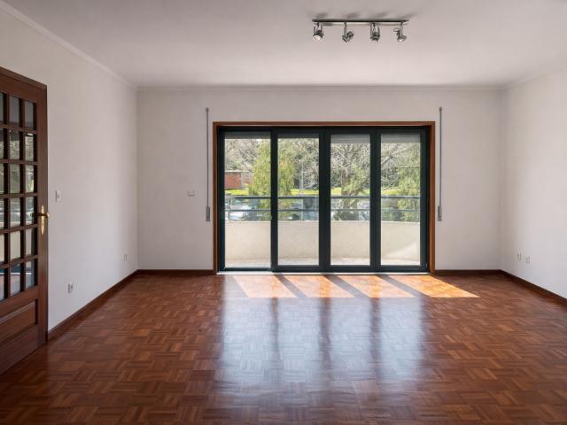 t2, duas suítes, garagem, com varanda Porto Portugal