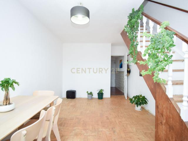 T2 duplex com sótão nas Pedralvas, Benfica
