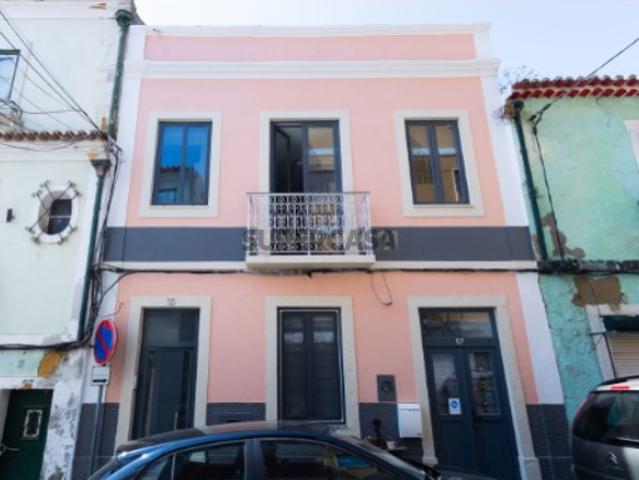 T2 Duplex com Terraço, Cheio de Luz, no Coração da Baixa de Setúbal