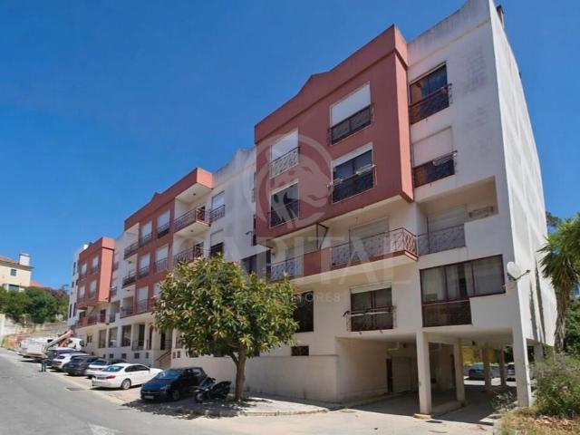 T2 Duplex com 121 m², Arrecadação e Excelente Localização em Rinchoa