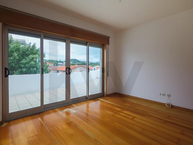 T2 Duplex com 132 m², Terraço de 60 m², Estacionamento e Vista sobre Ponta Delgada