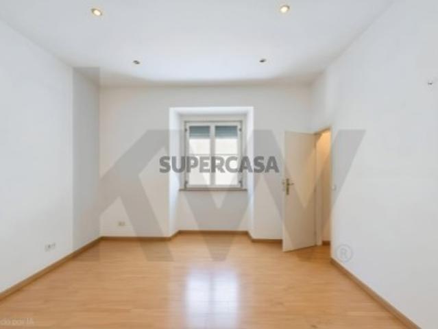 T2 Duplex a 5 minutos da Av. da Liberdade | Excelente Investimento para Remodelação Total
