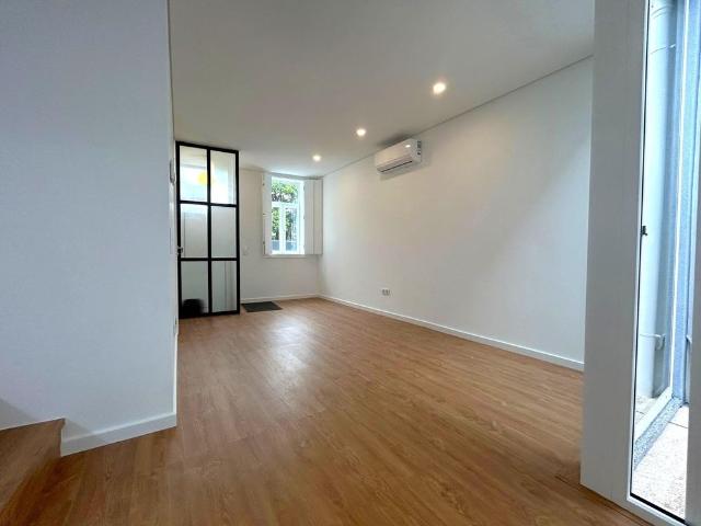 T2 Duplex a estrear com jardim | Foz Velha T2 Duplex totalmente renovado, a estrear, situado no cor