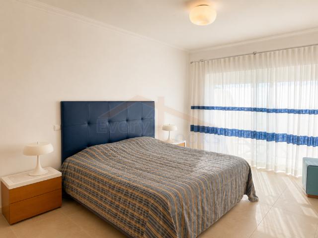 T2 Duplex Beachfront com Vista Mar, Piscina e Garagem