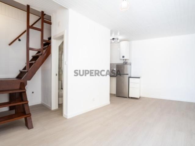 T2 Duplex inserido em vila com pátio em Campo de Ourique