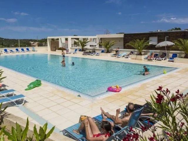 T2 duplex meublé avec jardin, terrasses, piscine & climatisation – Belgodère – 780 € CC
