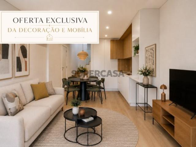T2 Duplex Novo mobilado e decorado, com 2 varandas e fachada do Vhils
