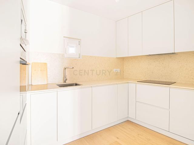 T2 Duplex renovado no centro histórico de Sacavém