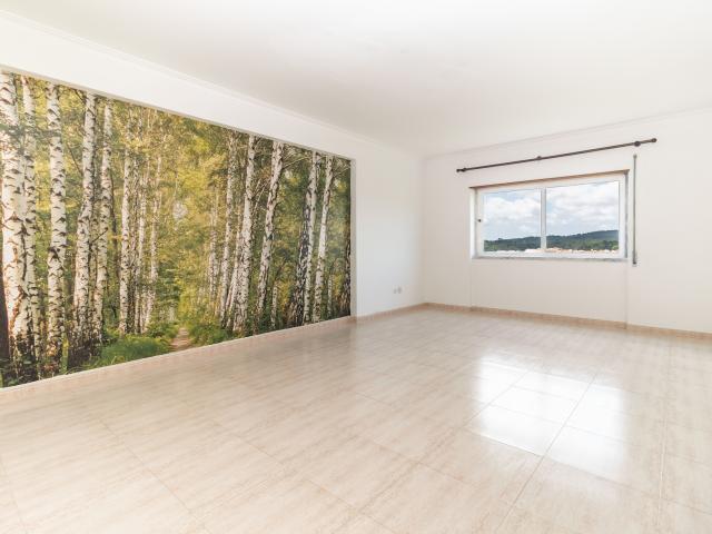 T2 em Belas | Um apartamento onde a vista muda tudo