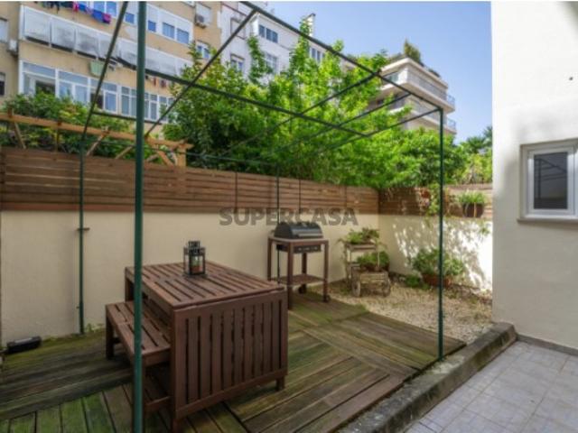 T2 em Campo de Ourique com Pátio de 23m²