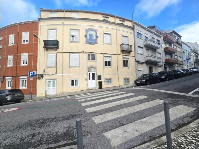 T2 em Campolide Prédio de charme junto às Amoreiras