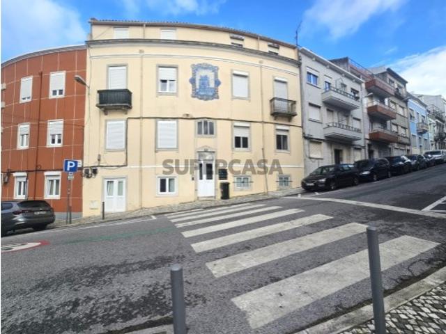 T2 em Campolide Prédio de charme junto às Amoreiras