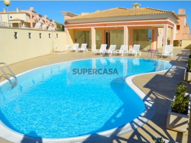 T2 EM CONDOMÍNIO COM PISCINA. GARAGEM BOX