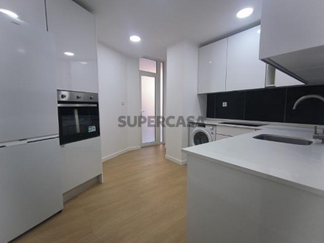 T2 em fase de remodelação, com varanda, situado na Falagueira, Amadora