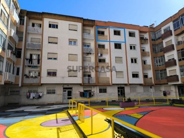 T2 em Queluz com Elevado Potencial Ideal para Investir ou Viver!