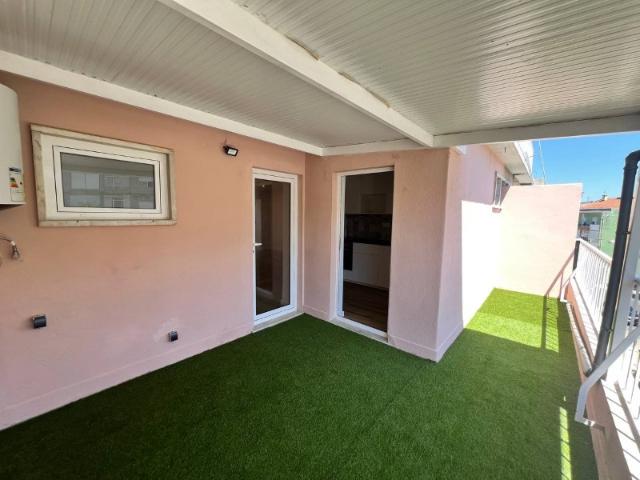 T2 em Queluz, Totalmente Remodelado com Magnífico Terraço de 15 m²