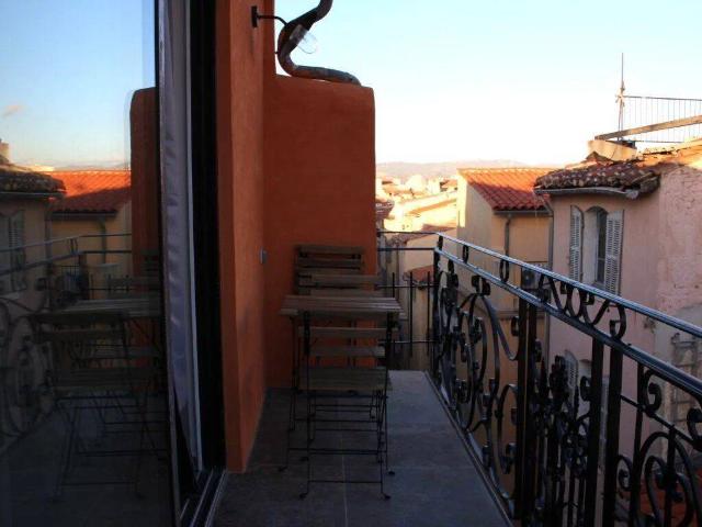 T2 EN DUPLEX MEUBLE & EQUIPE QUARTIER DU PANIER