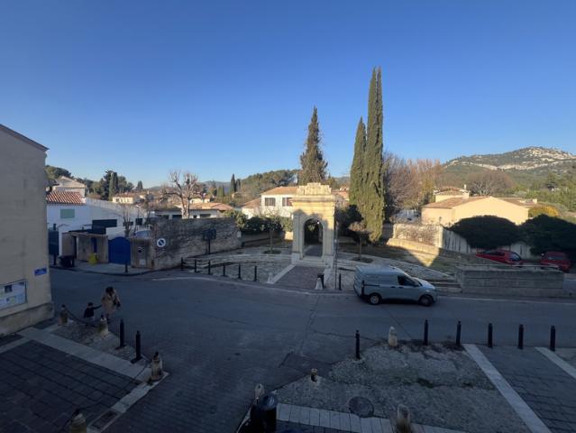 T2 EN PLEIN COEUR DU VILLAGE DES CAMOINS