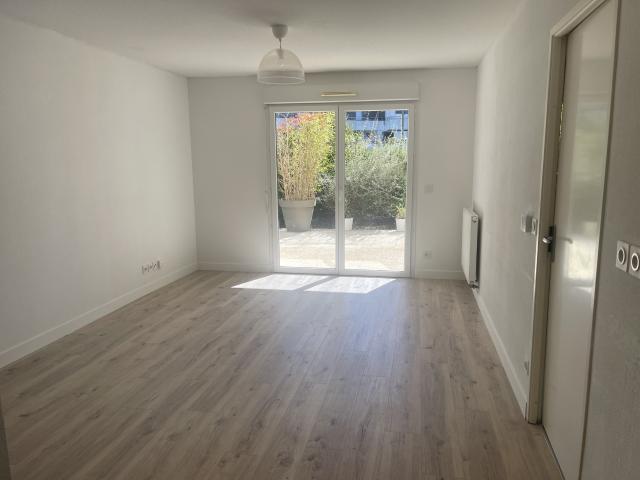 T2 en rez de jardin 46.28m2 Terrasse 24.02m2 Parking en sous sol Boucau