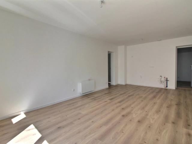 T2 ENTIÈREMENT RÉNOVÉ AVEC BALCON HYPER CENTRE PLAGE À PIEDS
