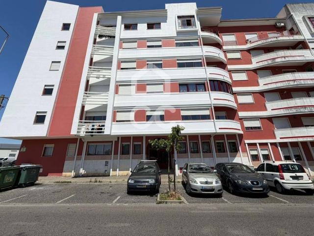 T2 espaçoso com Lareira, Varanda e Parqueamento Algueirão