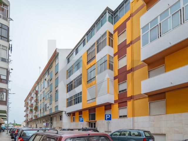 T2 espaçoso, com varanda e elevador no centro de Sacavém